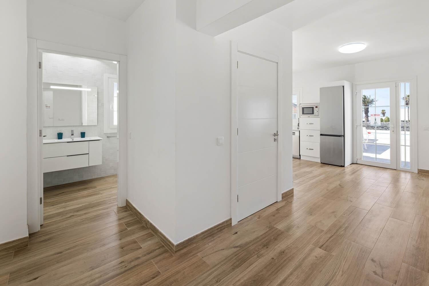 Frigorífico, microondas, horno y lavavajillas