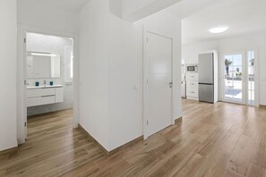 ثلاجة، ميكروويف، فرن، غسالة أطباق