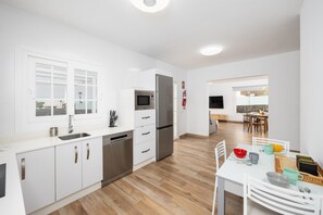 Réfrigérateur, micro-ondes, four, lave-vaisselle