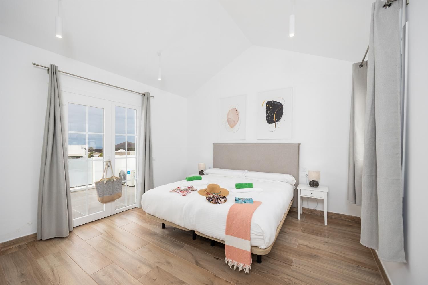 3 عدّة غرف نوم ومكواة/لوح كي وواي فاي وملاءات أسرّة