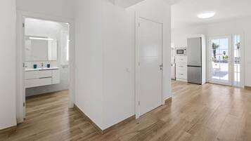 Frigorífico, microondas, horno y lavavajillas