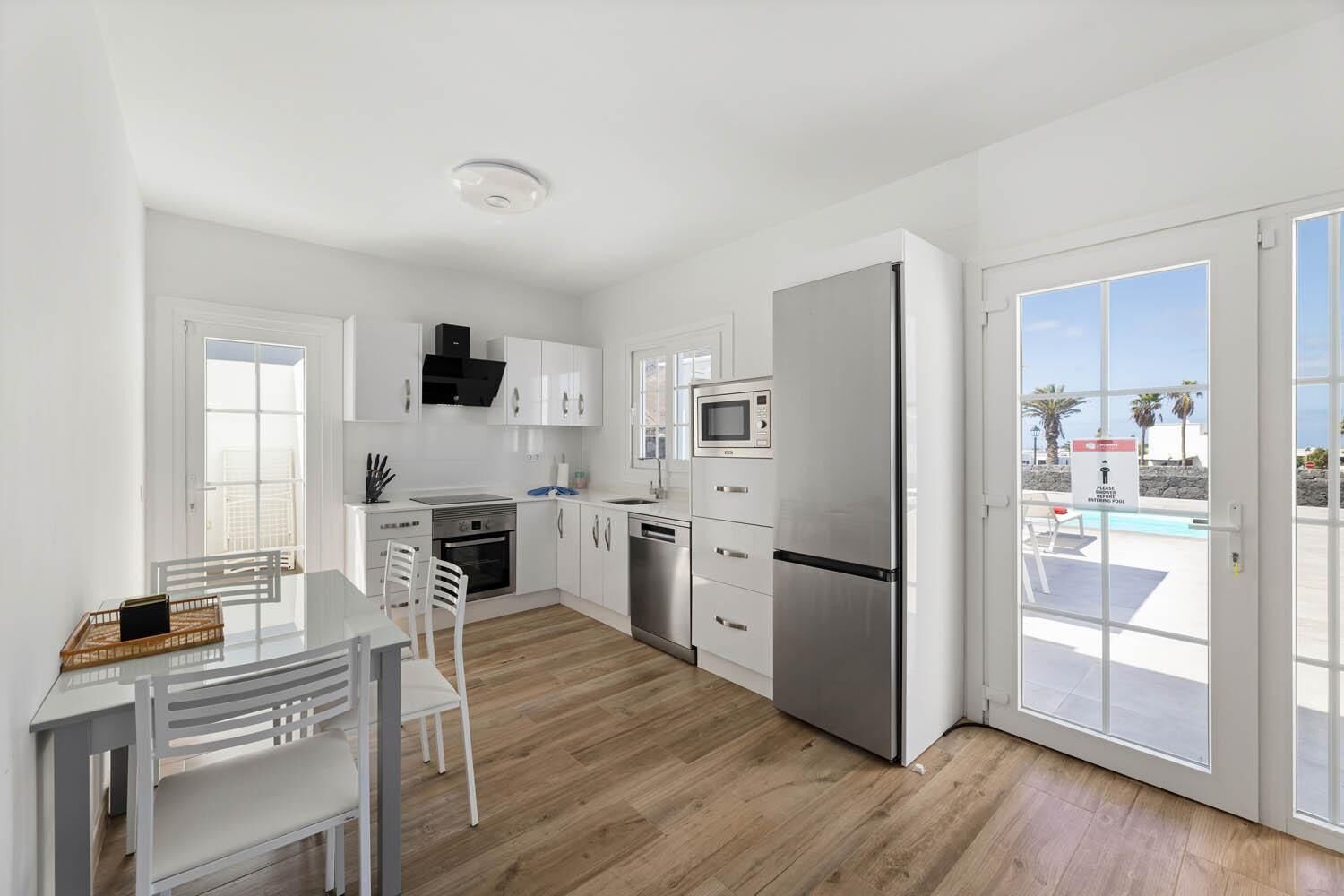 ثلاجة، ميكروويف، فرن، غسالة أطباق