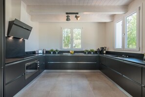 Fridge, oven, stovetop, dishwasher