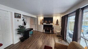 TV, fireplace - Chic Grand Bend Escape – Fireplace, Hot Tub & Walk to Beach (Grand Bend)