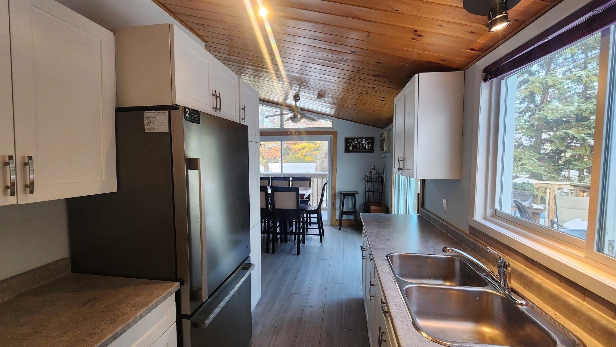 Een microgolfoven, een oven, een kookplaat