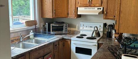 Microondas, horno y placa de cocina