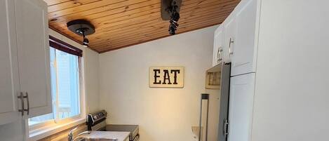 Een microgolfoven, een oven, een kookplaat