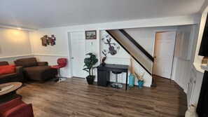 TV, fireplace - Chic Grand Bend Escape – Fireplace, Hot Tub & Walk to Beach (Grand Bend)