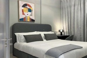1 slaapkamer, een kluis op de kamer, een bureau