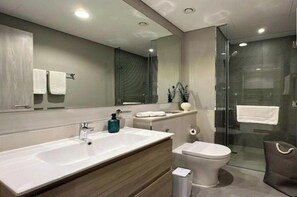 Een douche, een haardroger, een bidet, handdoeken