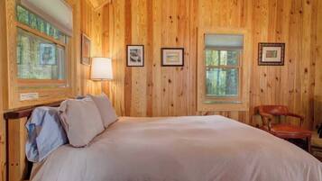 Een strijkplank/strijkijzer, reisbedje, wifi, beddengoed