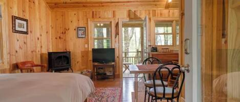 Ferros/tábuas de passar roupa, berço de viagem, Wi-Fi, roupa de cama