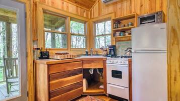 Een koelkast, een oven, een kookplaat, een koffiezetapparaat/waterkoker