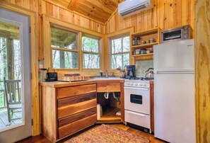 Fridge, oven, stovetop, coffee/tea maker