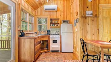 Kühlschrank, Ofen, Herdplatte, Wasserkocher mit Kaffee-/Teezubehör