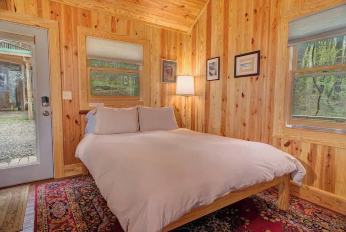 Iron/ironing board, travel crib, WiFi, bed sheets