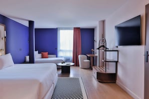 Chambre Priviliege 1 à 4 personnes | Premium bedding, laptop workspace, blackout drapes, iron/ironing board