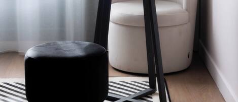 Ropa de cama de alta calidad y espacio para trabajar con laptop