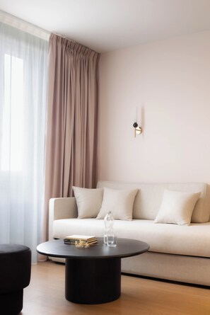 Chambre Priviliege 1 à 4 personnes | Living area - Hôtel 2M, The Originals Relais (Saint-Just-Saint-Rambert)
