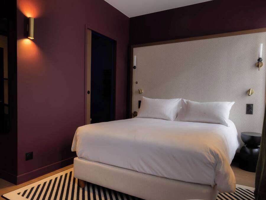 Ropa de cama de alta calidad y espacio para trabajar con un portátil