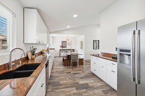 Geladeira, micro-ondas, fogão, cooktop