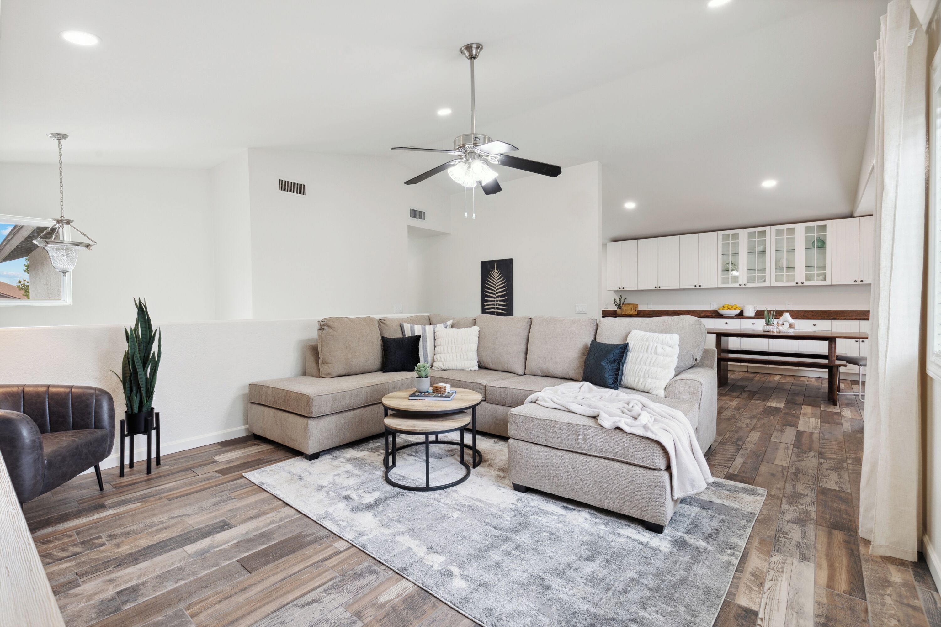 تلفزيون ذكي، ألعاب فيديو، كُتُب، ستيريو