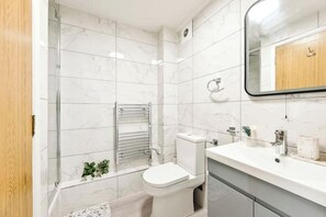 Dusj, hårføner, håndklær og såpe