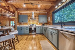 Fridge, microwave, oven, stovetop - Cheeto’s Playhaus-sauna-hot tub-games-pet friendly (Blue Ridge)
