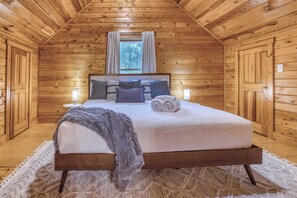 4 bedrooms, desk, iron/ironing board, travel cot - Cheeto’s Playhaus-sauna-hot tub-games-pet friendly (Blue Ridge)