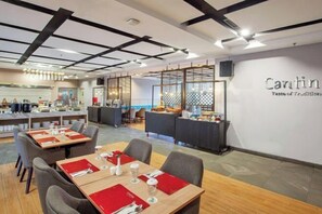 Restaurant - Vasaka Hotel Makassar Managed by Dafam (Rappocini)