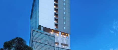 Een hoog hotelgebouw met meerdere verdiepingen, grote ramen en een modern architectonisch ontwerp.