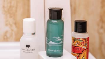 Produtos de toalete grátis, secador de cabelo, chinelos