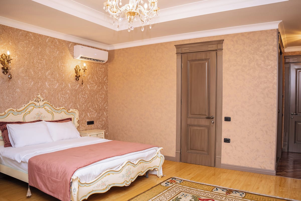 Chambre Deluxe, vue sur la ville | Coffre-fort, décor unique, ameublement unique, bureau