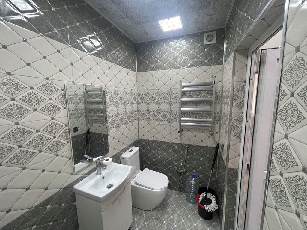 スタンダード ダブルルーム シティビュー | バスルーム | バスアメニティ (無料)、ヘアドライヤー、スリッパ、タオル