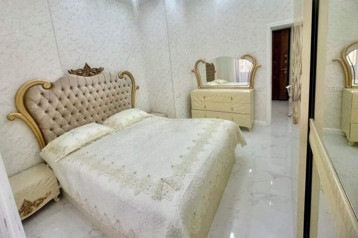 خزنة داخل الغرفة ومكتب ومساحة عمل للكمبيوتر المحمول وستائر تعتيم