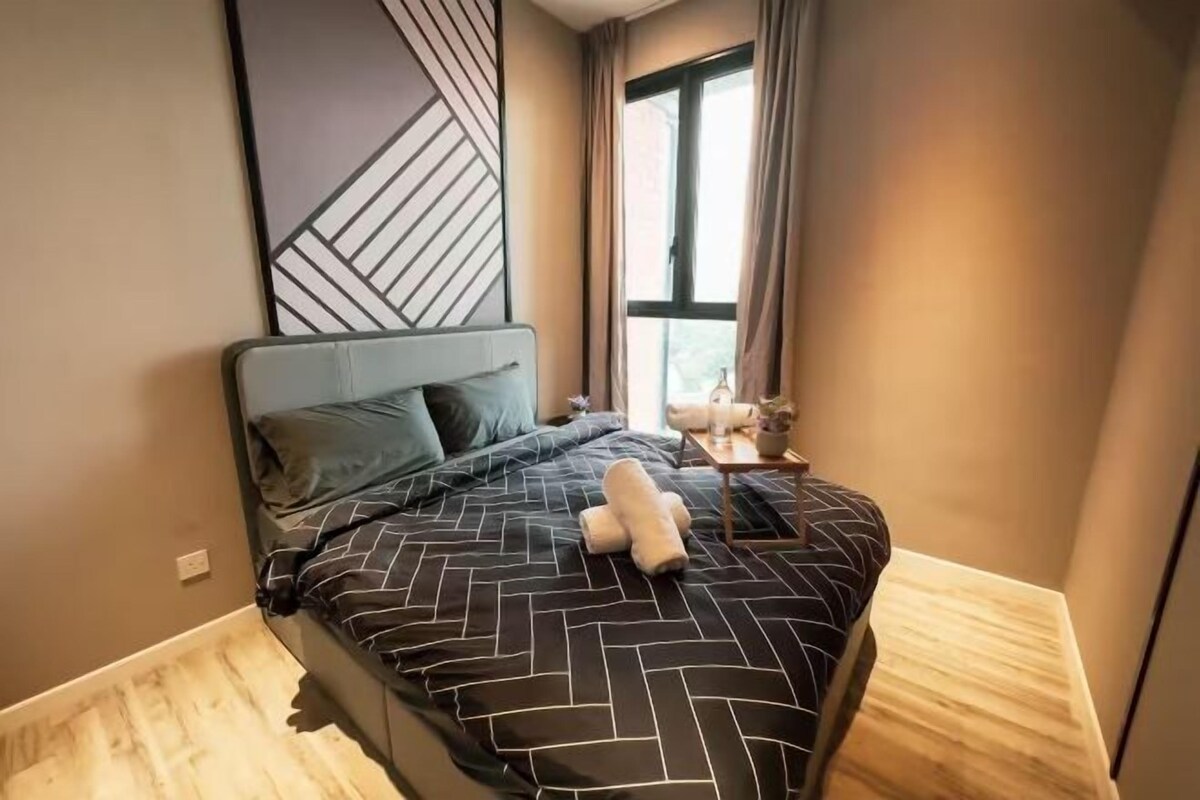 Une chambre à coucher moderne avec un lit, une table de chevet et une fenêtre avec des rideaux.