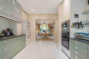 Kjøleskap, mikrobølgeovn, ovn og oppvaskmaskin