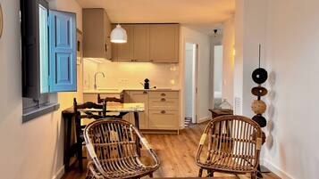 Departamento estándar, 1 habitación | Cocina privada | Refrigerador, microondas, tetera eléctrica y tostadora