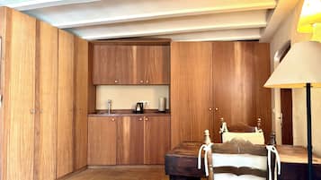 Appartement, 1 très grand lit | Cuisine privée | Réfrigérateur, four à micro-ondes, bouilloire électrique, grille-pain