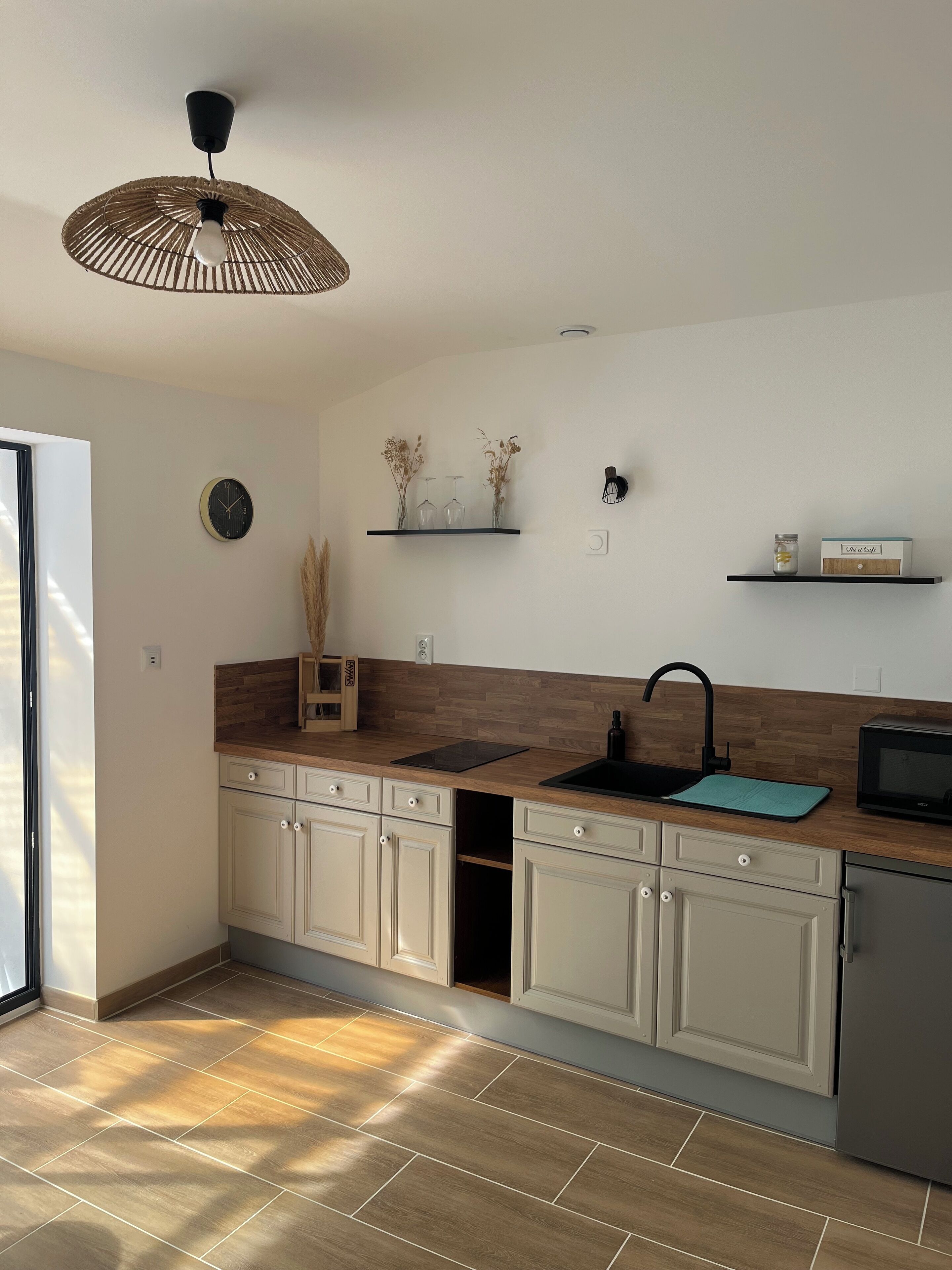 Microondas, horno y placa de cocina