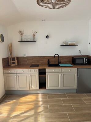 Four à micro-ondes, un four, surface de cuisson