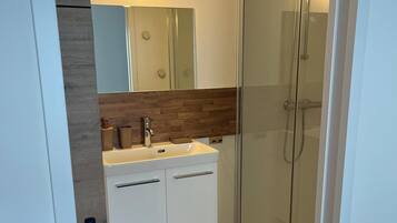 Dusche, Haartrockner, Handtücher, Seife