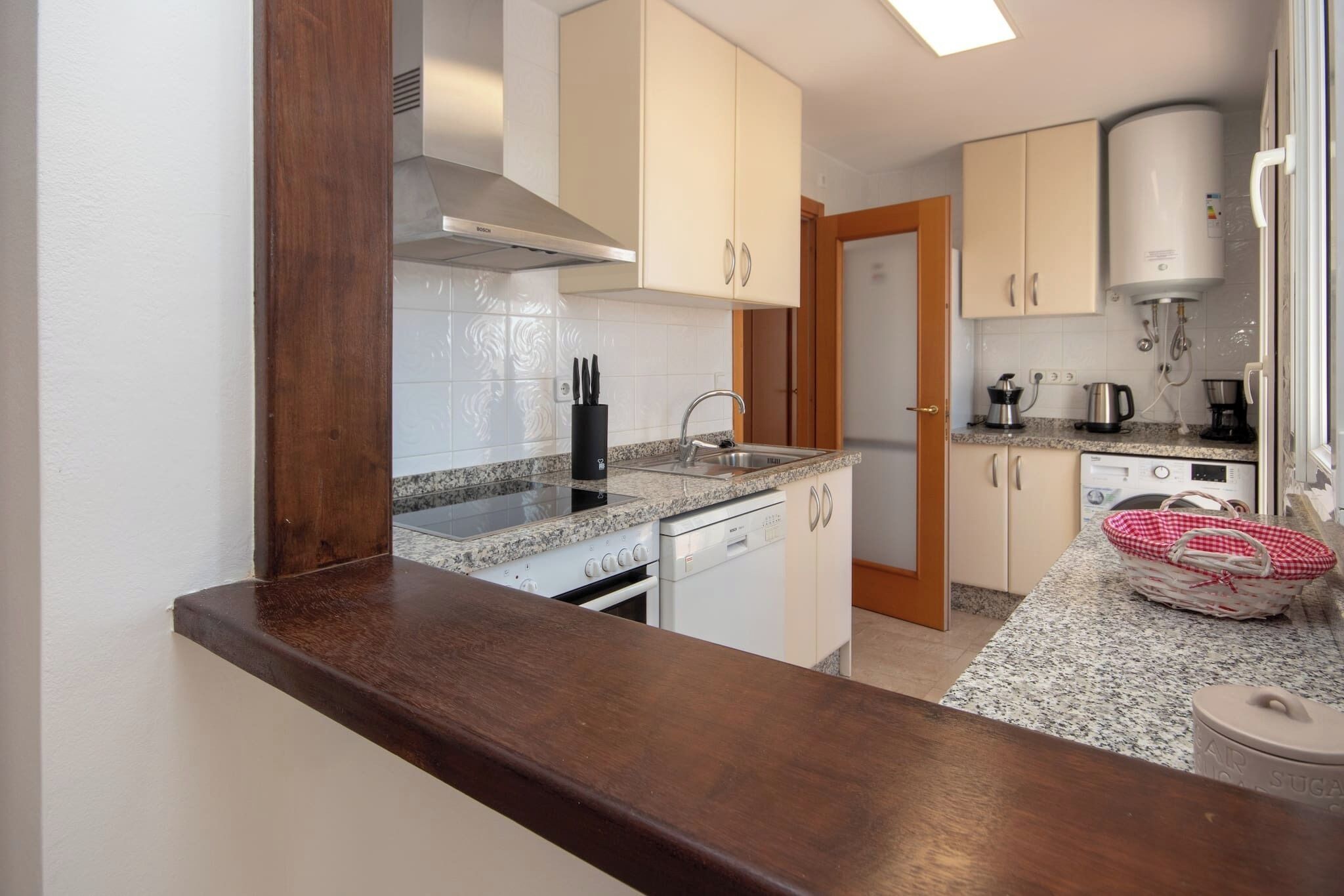 Frigorífic, microones, forn i placa de cuina 