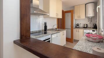 Een koelkast, een magnetron, een oven, een kookplaat