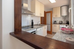 Een koelkast, een magnetron, een oven, een kookplaat