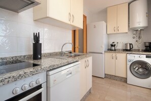 Frigorífic, microones, forn i placa de cuina 