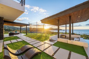 Outdoor dining - New Listing! Casa Siete Cielos • Modern Hillside Villa • 5 BR • Panoramic Bay Views • Sleeps 14 (Playas del Coco)