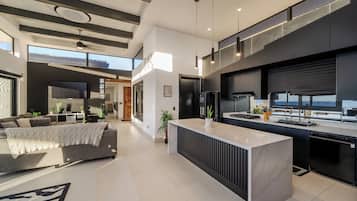 Réfrigérateur, micro-ondes, four, plaque de cuisson