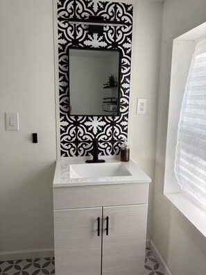 Een douche, handdoeken, zeep, toiletpapier