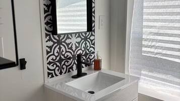 Een douche, handdoeken, zeep, toiletpapier